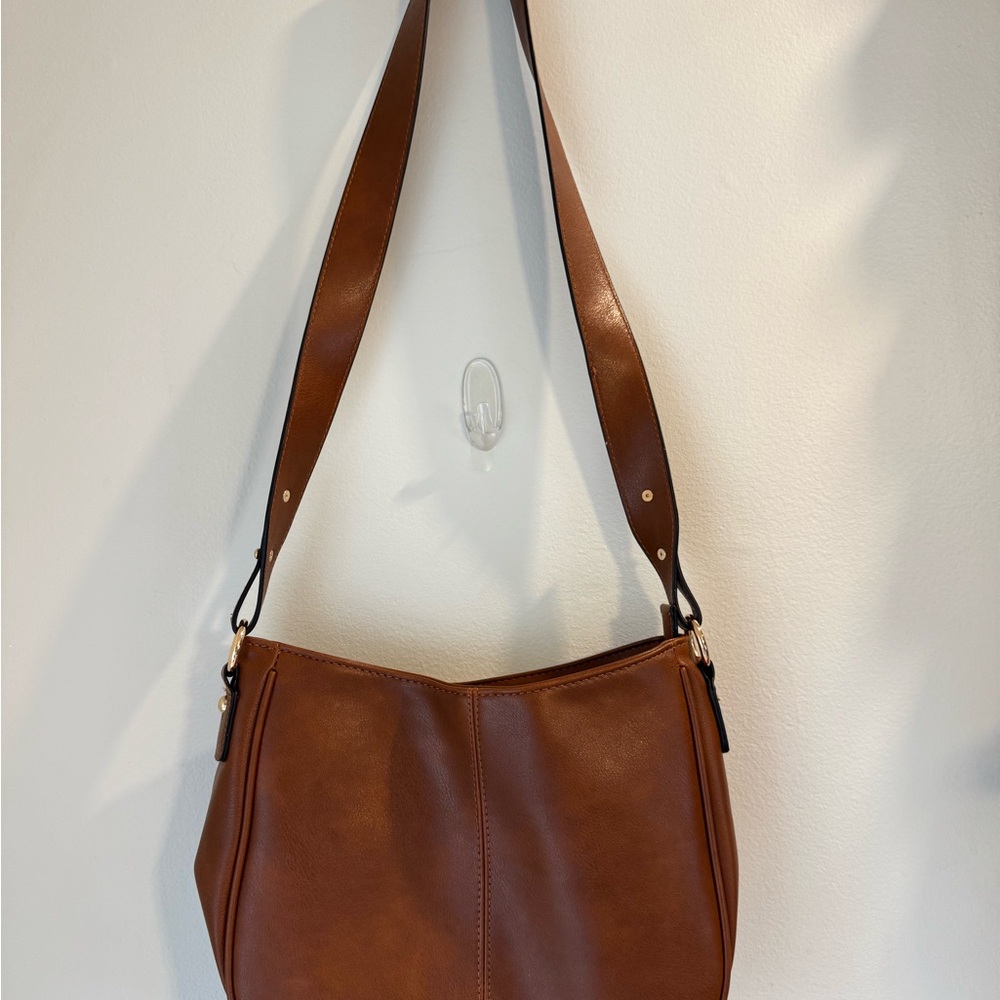 Chic Tan Leather Shoulder Bag